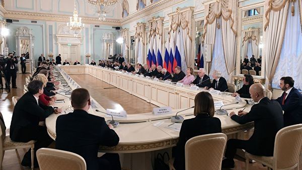 <br />
Путин поддержал создание секций при Совете по культуре и искусству<br />
