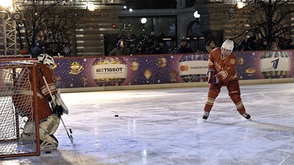 <br />
Путин принимает участие в товарищеском хоккейном матче на Красной площади<br />
