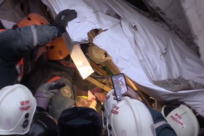 Спасатели обнаружили среди обломков подъезда в Магнитогорске погибшего ребенка