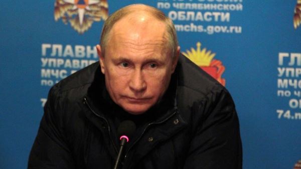 Путин поблагодарил спасателей на месте обрушения дома в Магнитогорске